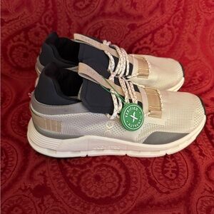 On Cloud Mens 7 or Women’s 8.5 Running Sneakers  in Black and Cream